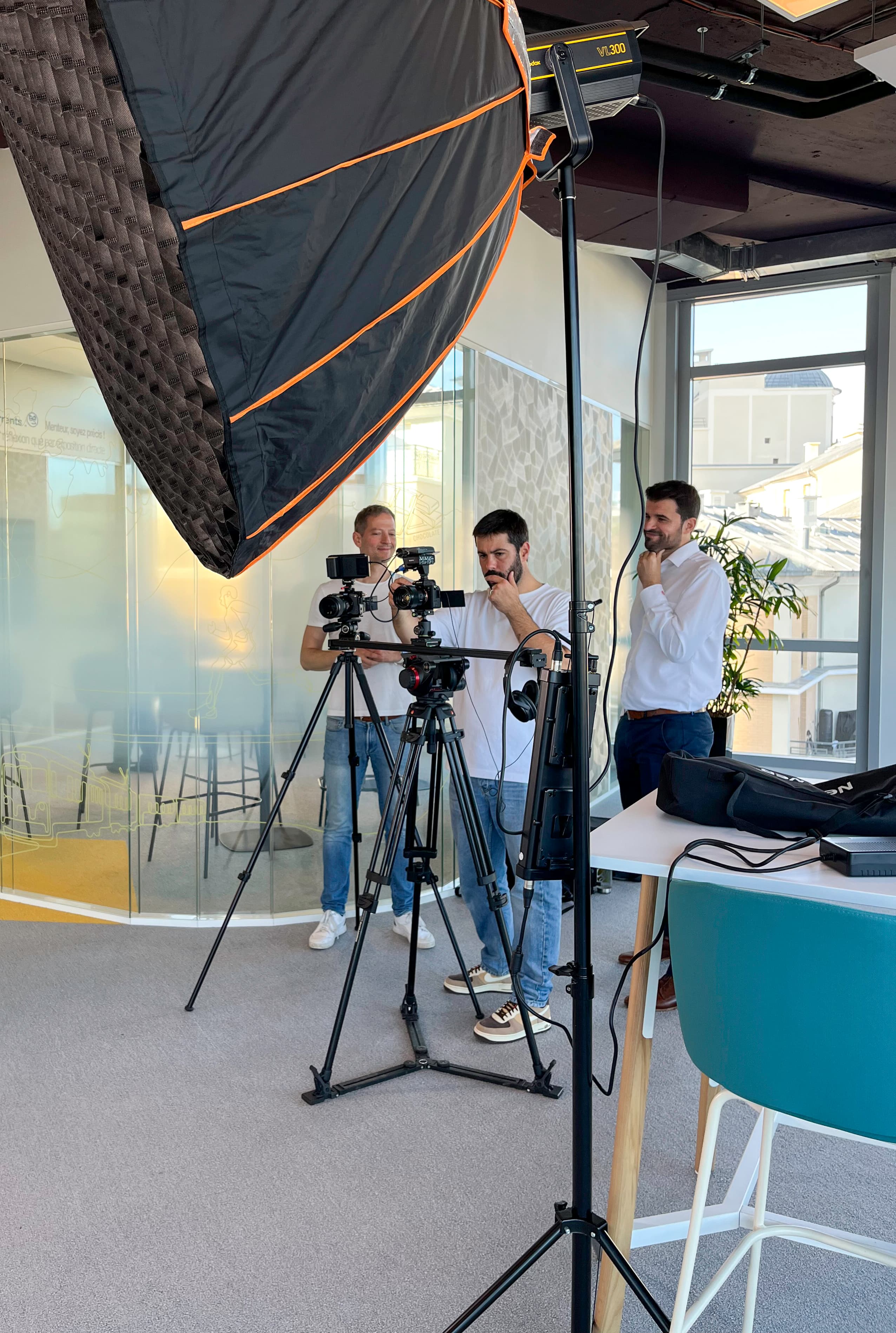Setup studio Lagusprod avec softbox orange et 2 caméras